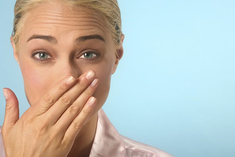 آیا می‌دانید چرا نفستان بوی بدی می‌دهد؟