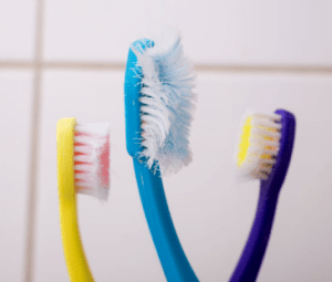 10 اشتباهی که هنگام تمیز کردن دندان می‌کنید